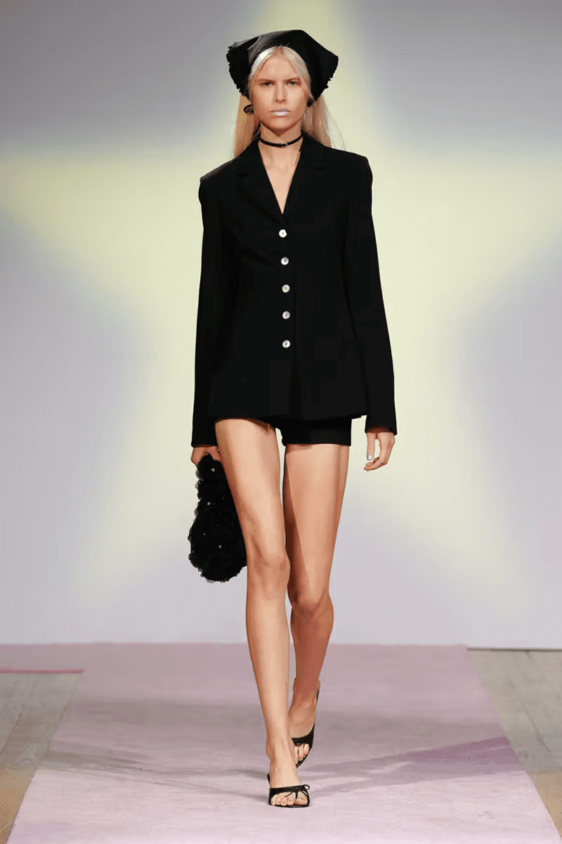 Sandy Liang 正式發佈 2025 春夏系列大秀