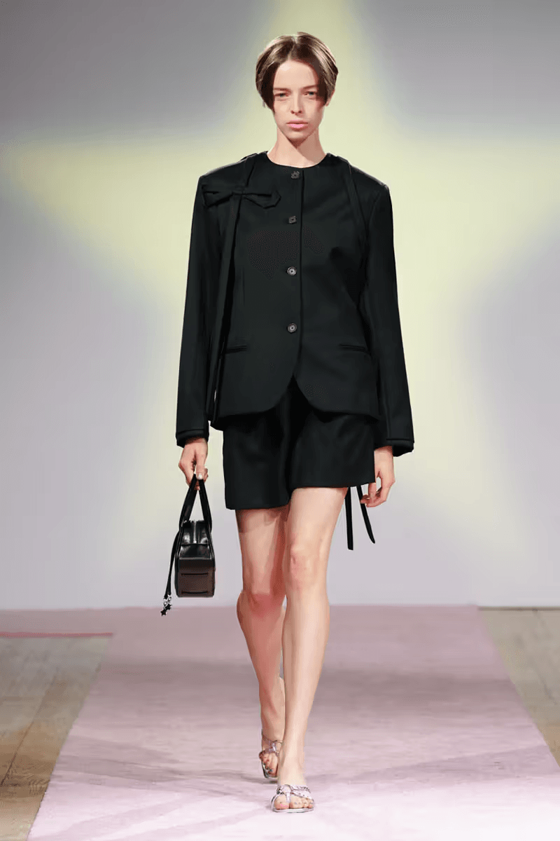 Sandy Liang 正式發佈 2025 春夏系列大秀