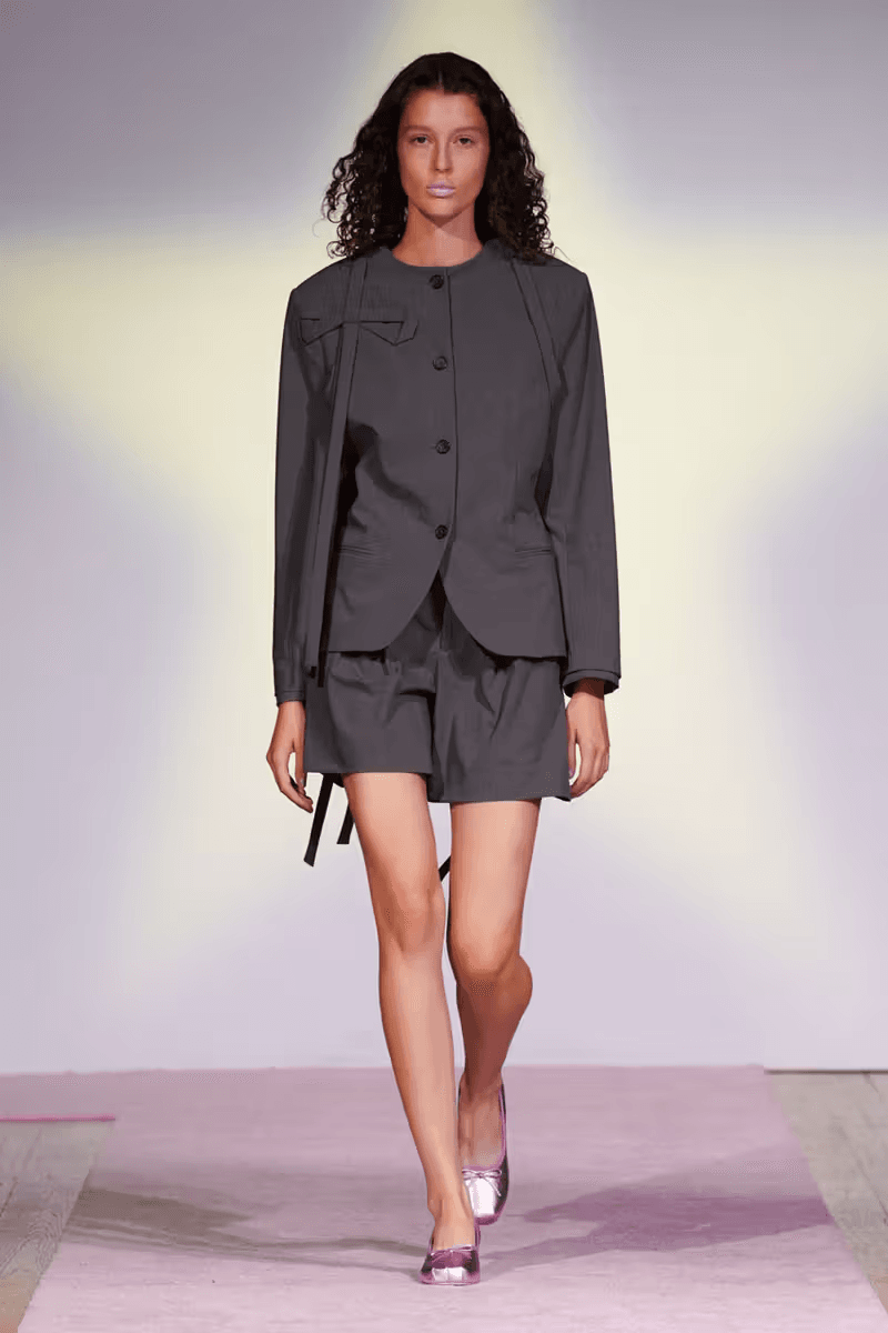 Sandy Liang 正式發佈 2025 春夏系列大秀