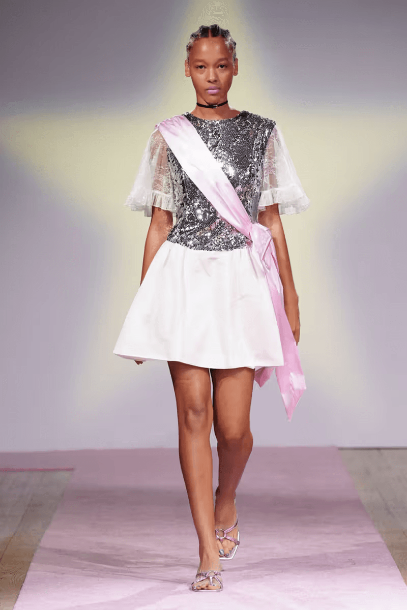 Sandy Liang 正式發佈 2025 春夏系列大秀