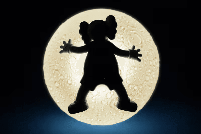 AllRightsReserved 攜手 KAWS 推出全新桌燈「BIG MOON」