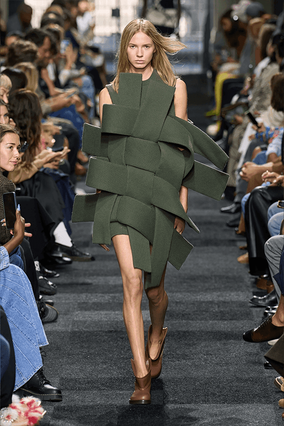 JW Anderson 2025 春夏女裝系列大秀登場
