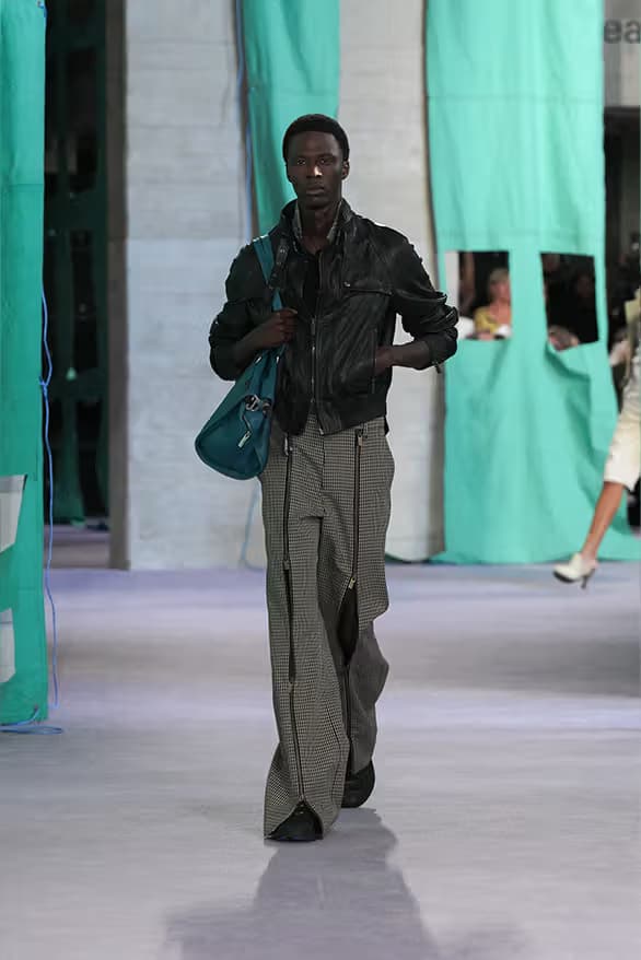 夏日探險!Daniel Lee 執掌 Burberry 2025 夏季系列大秀正式登場