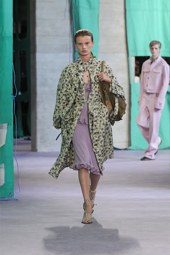 夏日探險！Daniel Lee 執掌 Burberry 2025 夏季系列大秀正式登場