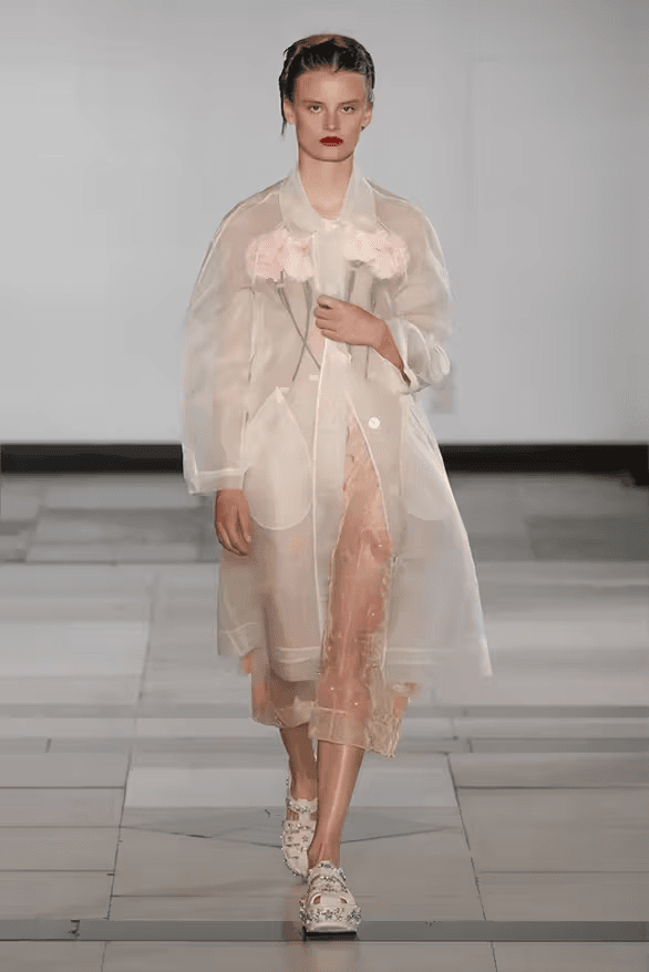 Simone Rocha 正式發佈 2025 全新春夏系列大秀