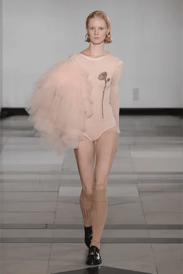 Simone Rocha 正式發佈 2025 全新春夏系列大秀