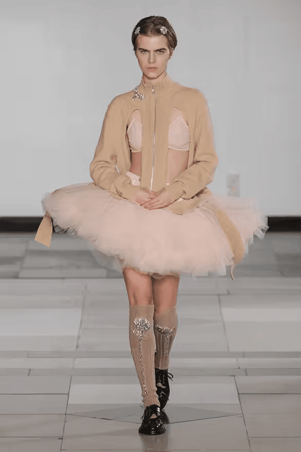 Simone Rocha 正式發佈 2025 全新春夏系列大秀