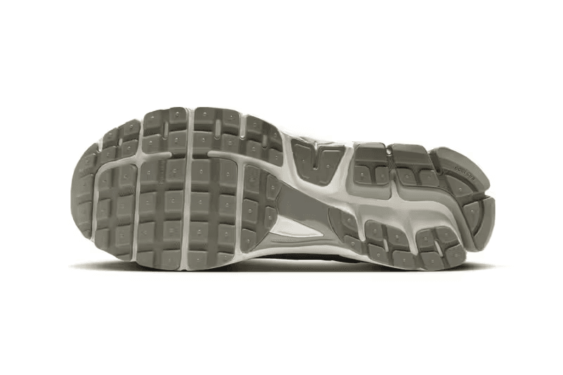 Nike Zoom Vomero 5 全新配色「Dark Stucco」率先亮相