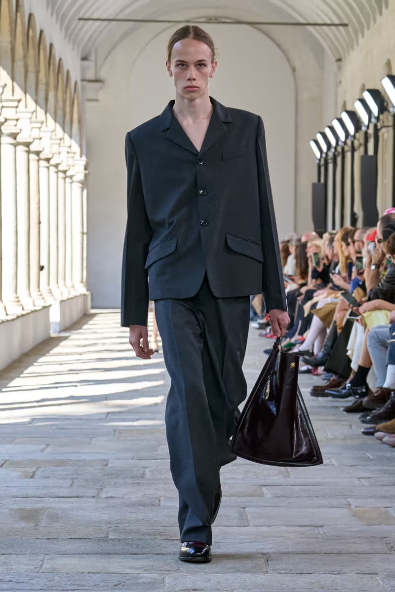Simone Bellotti 執掌 Bally 2025 春夏系列大秀正式登場