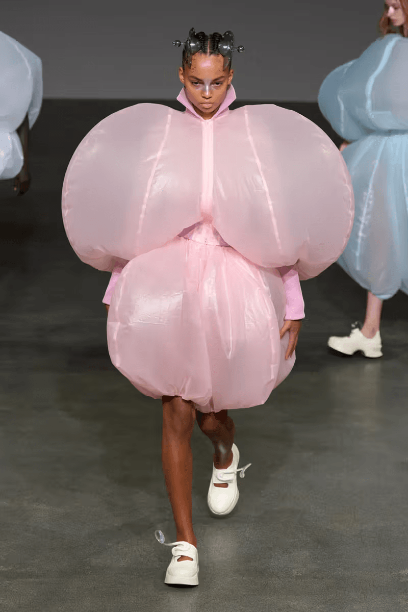 用「風」防風？ANREALAGE 正式發佈 2025 春夏系列大秀