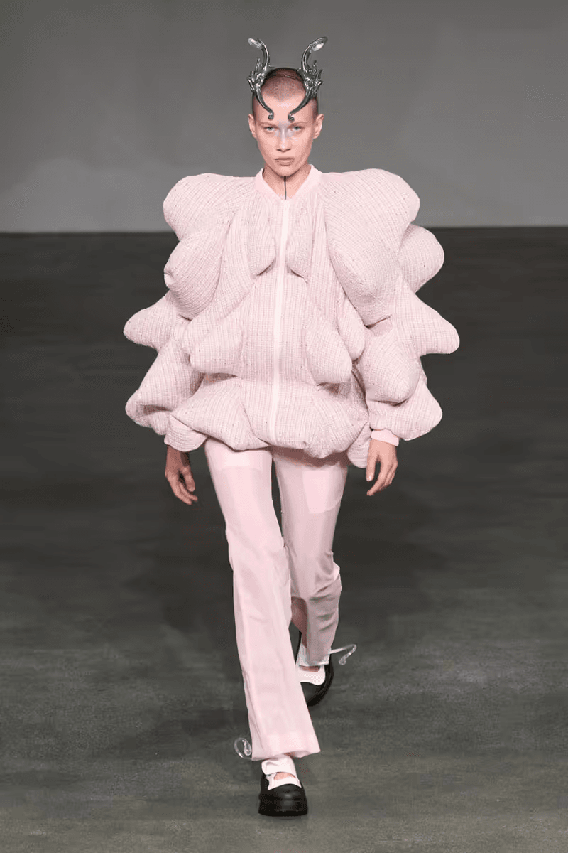 用「風」防風？ANREALAGE 正式發佈 2025 春夏系列大秀