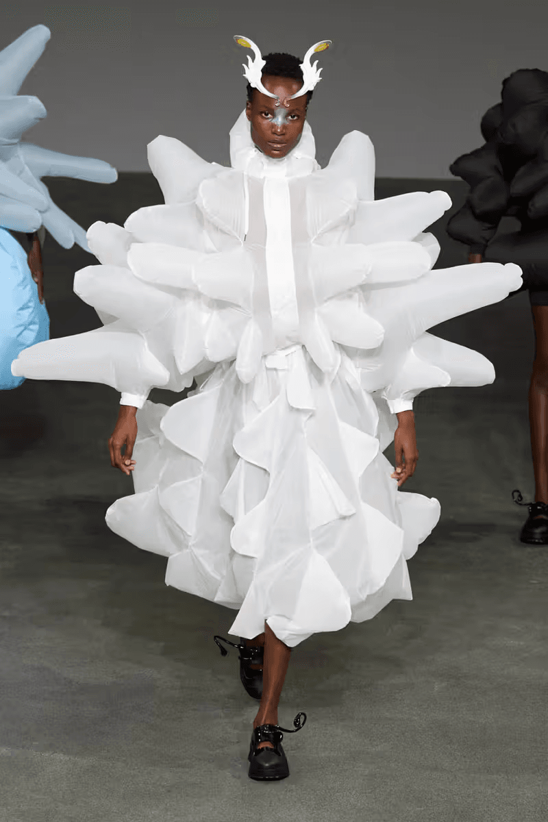 用「風」防風？ANREALAGE 正式發佈 2025 春夏系列大秀