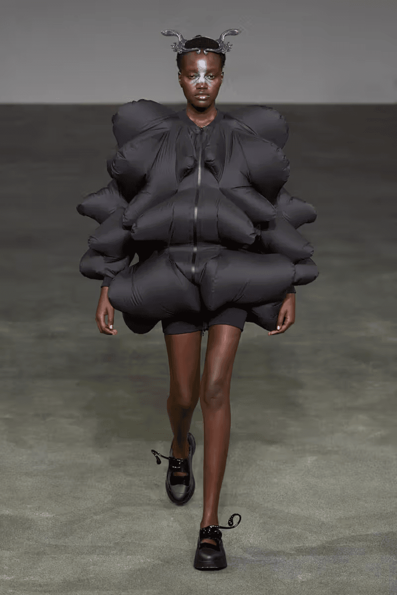 用「風」防風？ANREALAGE 正式發佈 2025 春夏系列大秀