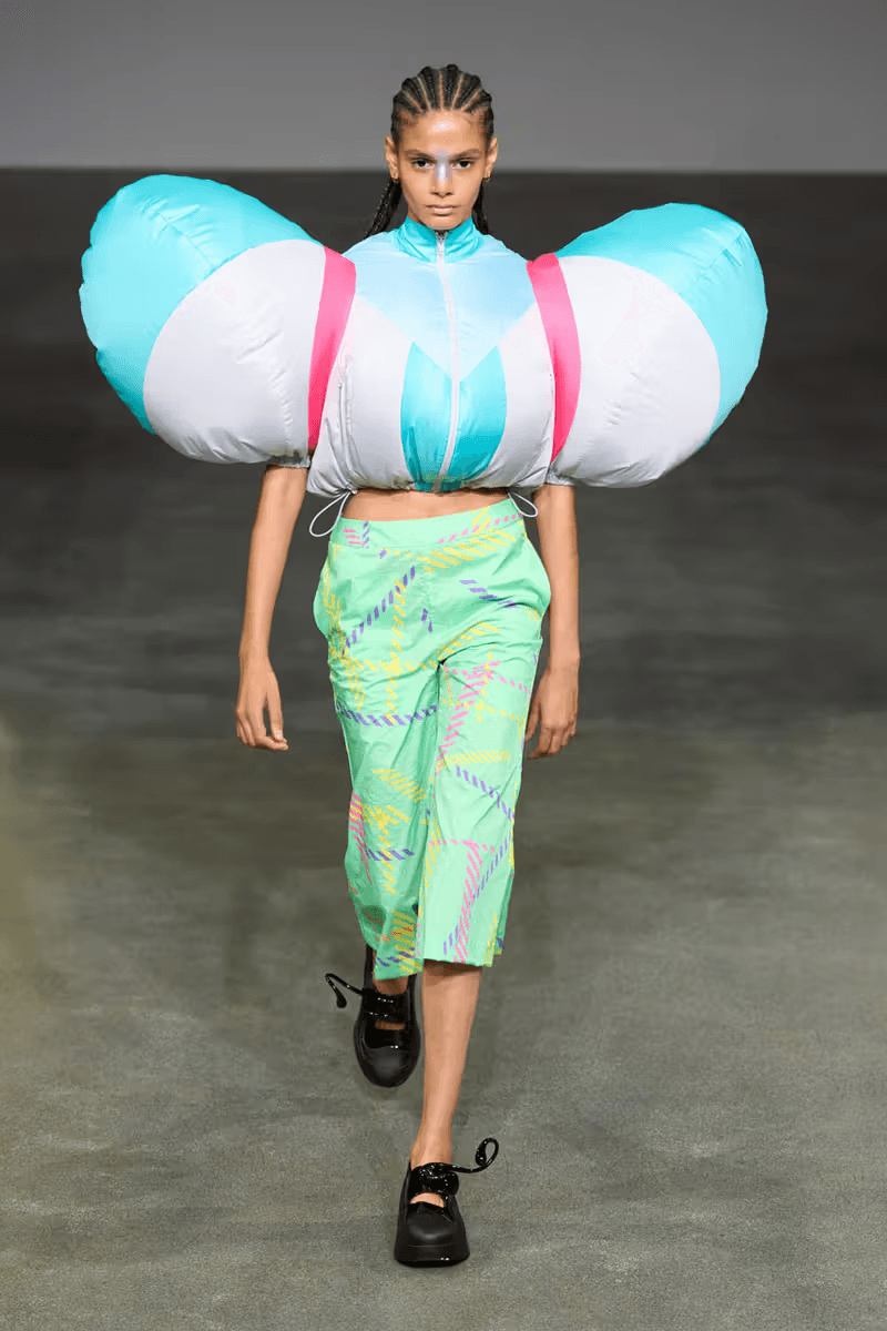 用「風」防風？ANREALAGE 正式發佈 2025 春夏系列大秀