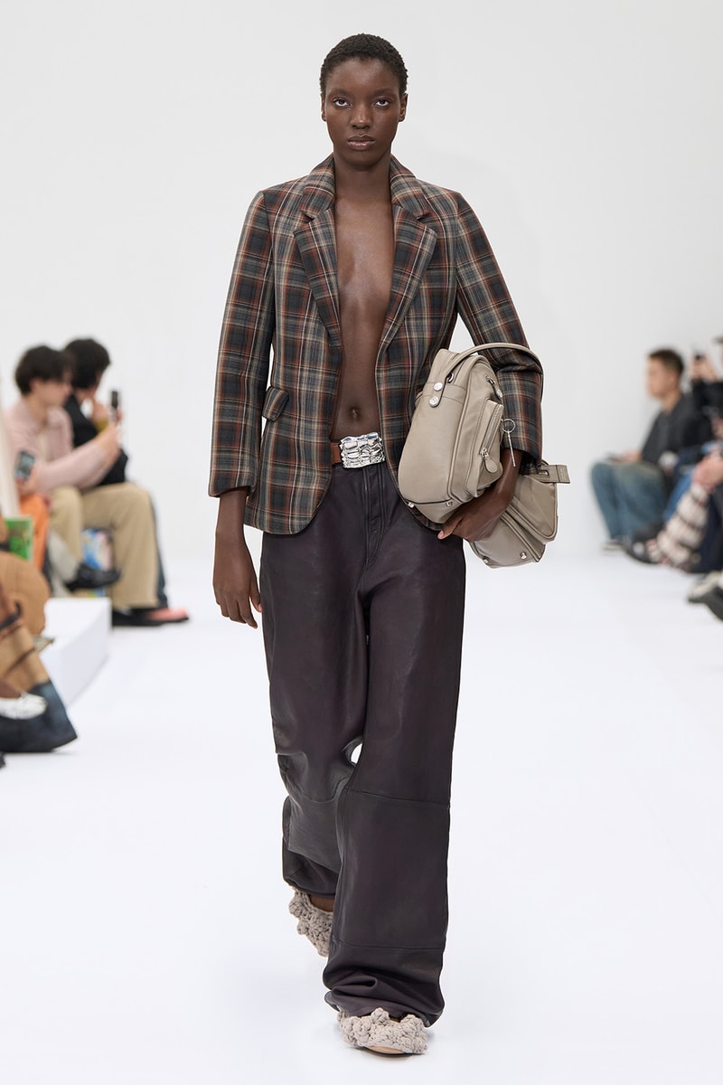 Acne Studios 2025 春夏女裝系列大秀正式登場