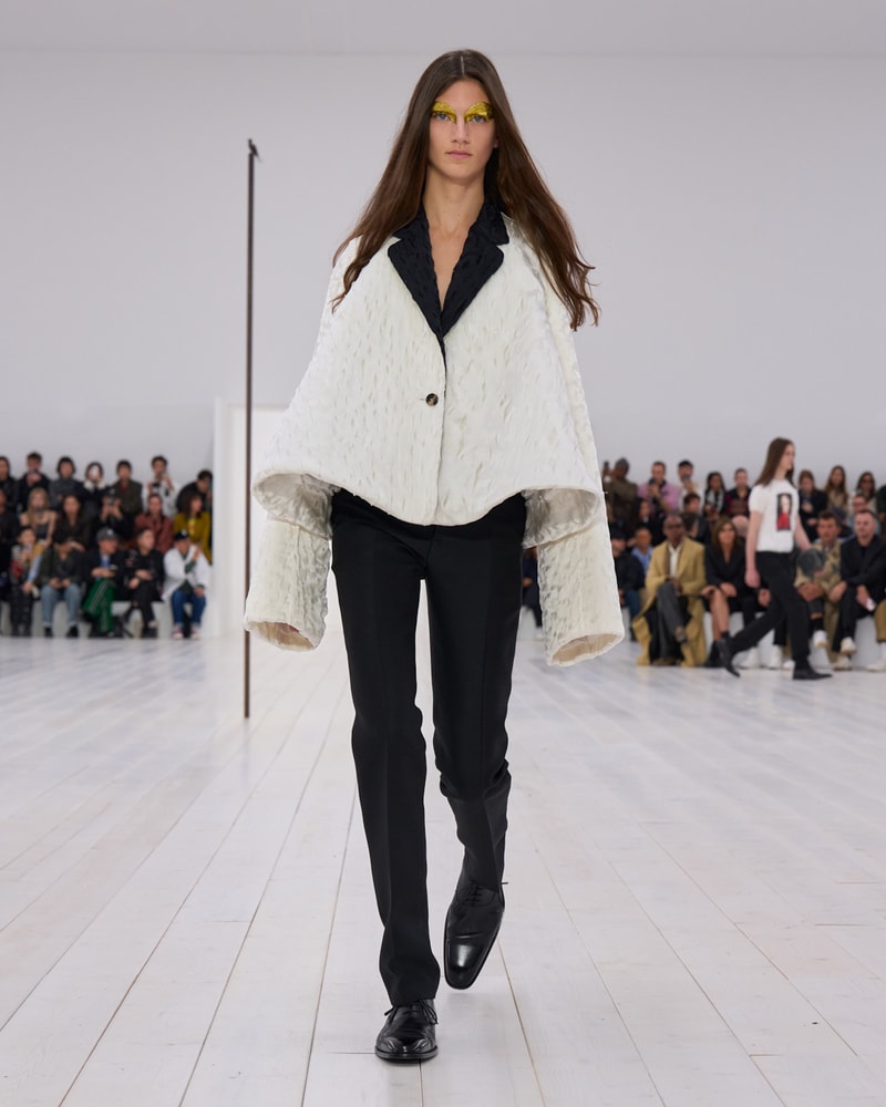LOEWE 2025 春夏女裝系列大秀正式登場