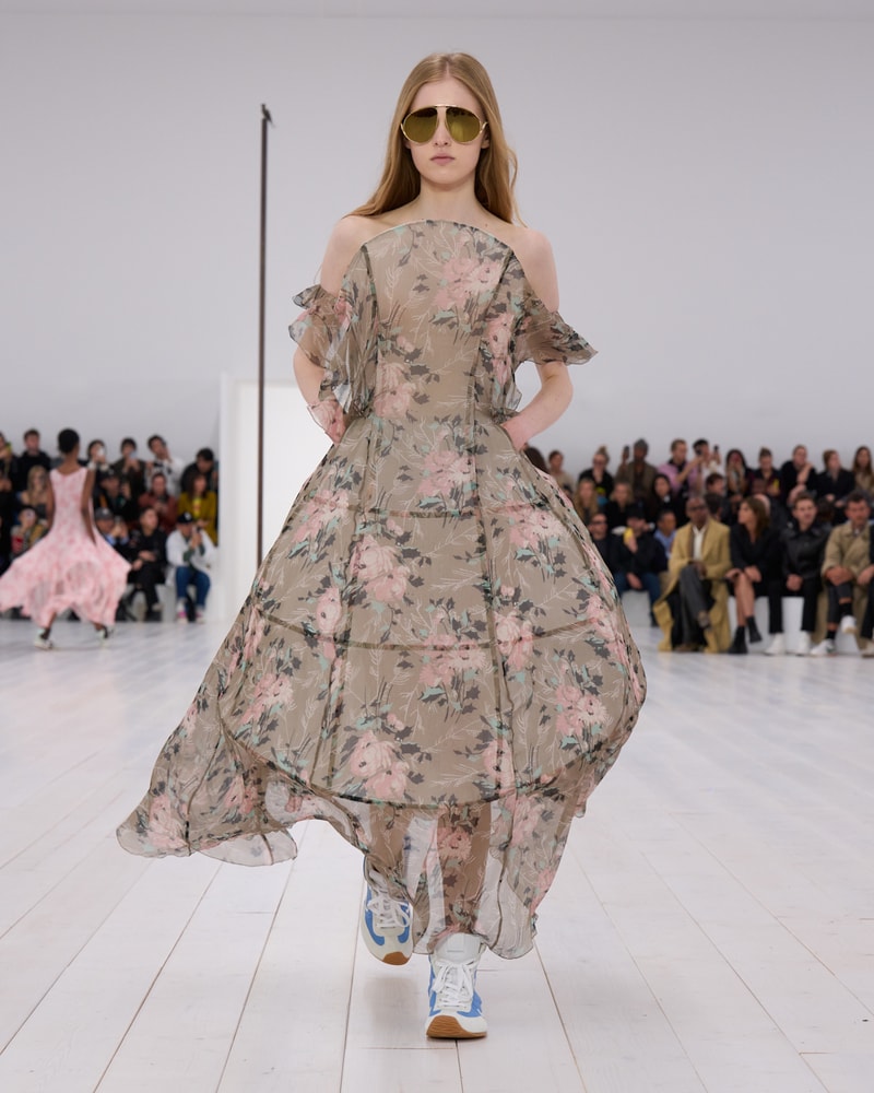 LOEWE 2025 春夏女裝系列大秀正式登場