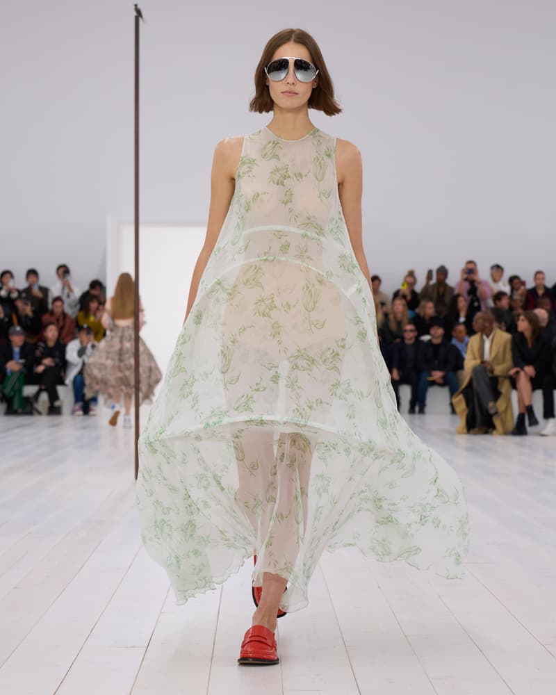LOEWE 2025 春夏女裝系列大秀正式登場