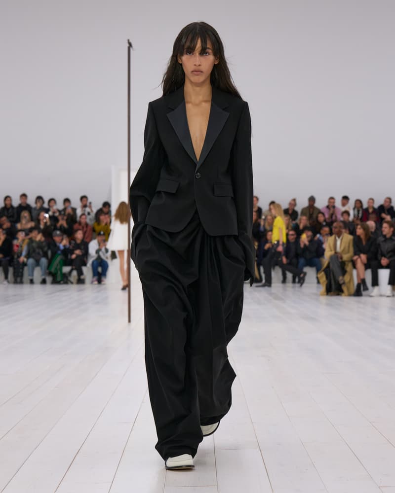 LOEWE 2025 春夏女裝系列大秀正式登場