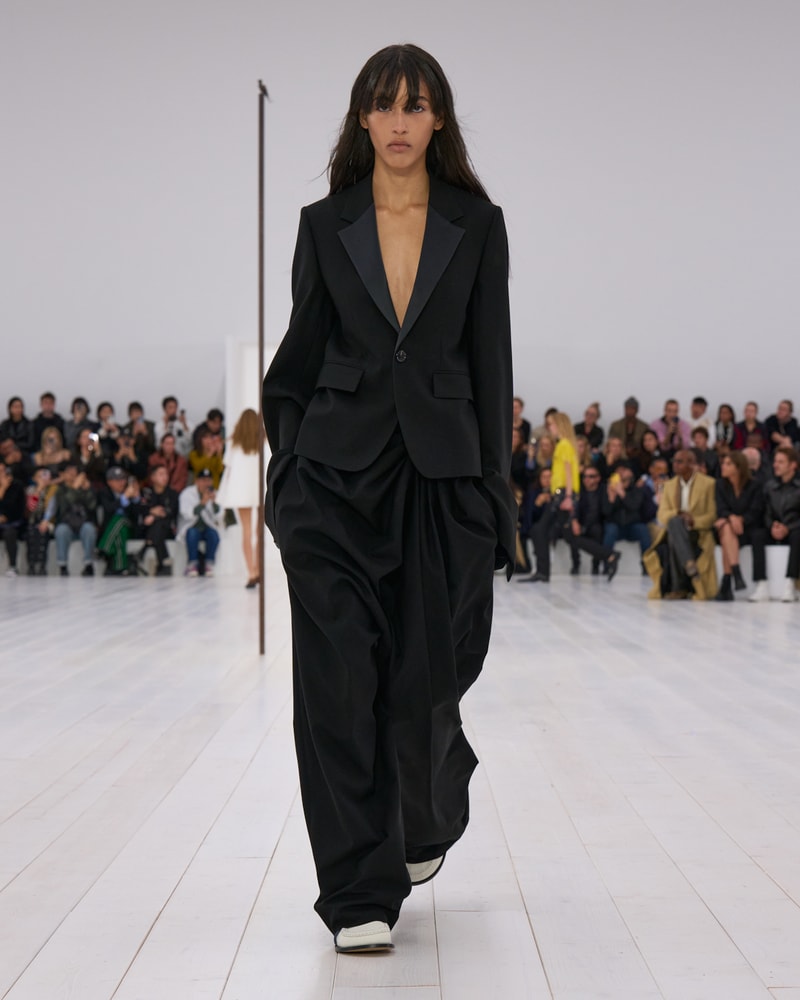 LOEWE 2025 春夏女裝系列大秀正式登場