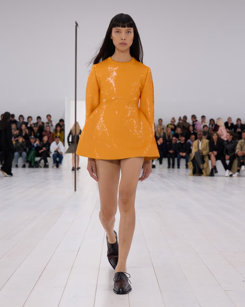 LOEWE 2025 春夏女裝系列大秀正式登場