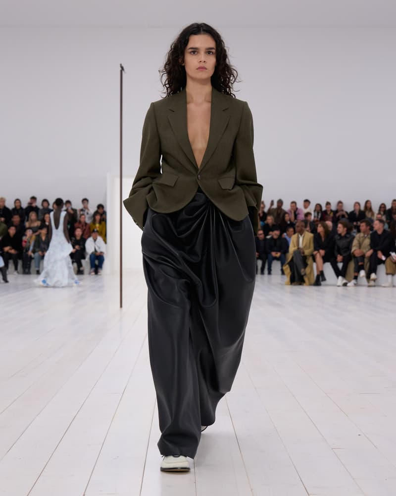 LOEWE 2025 春夏女裝系列大秀正式登場