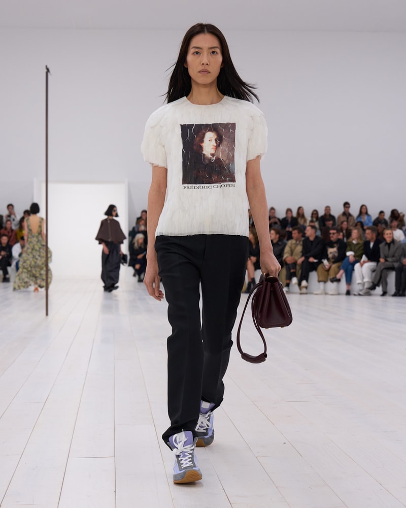 LOEWE 2025 春夏女裝系列大秀正式登場