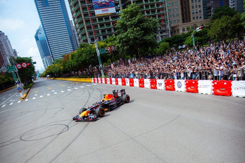 角田裕毅急速操駕，走進台灣首屆 Red Bull Showrun Formula 1 展演活動