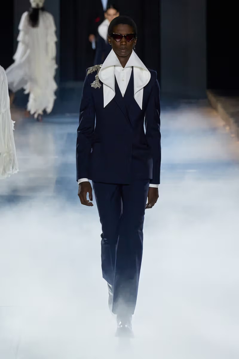 對於「班西女妖」的真身幻想！McQueen 2025 春夏系列大秀正式登場