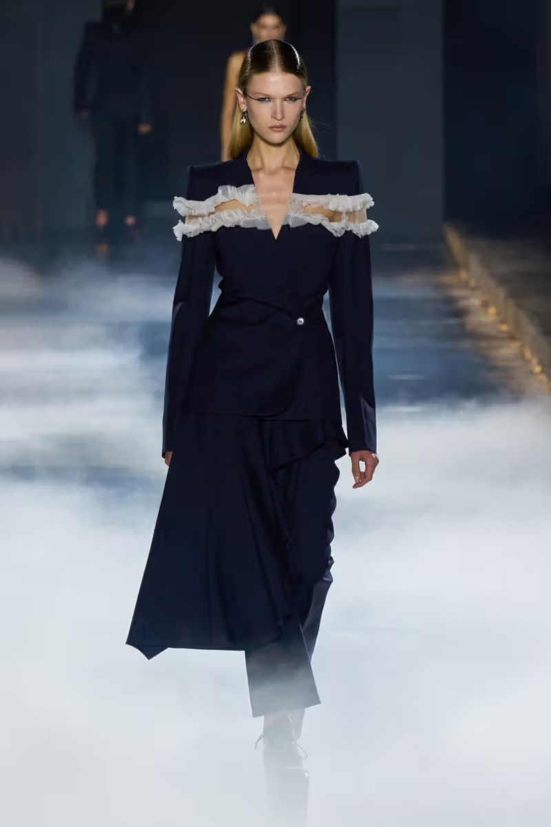 對於「班西女妖」的真身幻想！McQueen 2025 春夏系列大秀正式登場