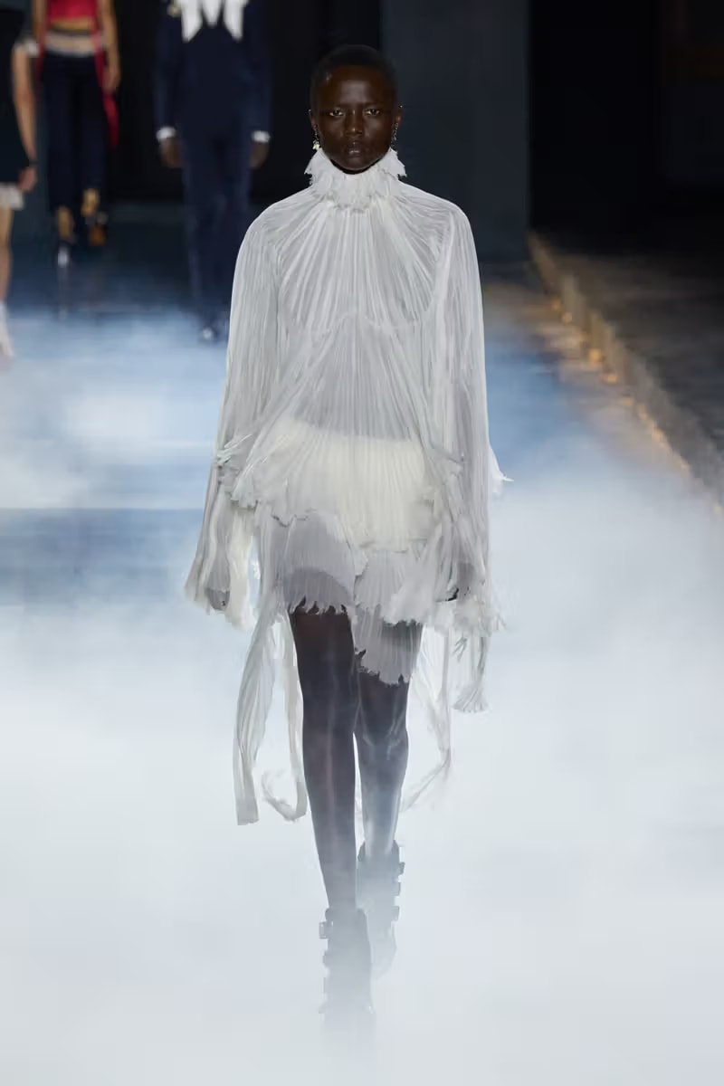 對於「班西女妖」的真身幻想！McQueen 2025 春夏系列大秀正式登場