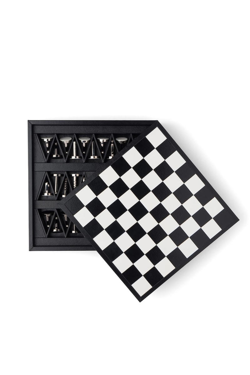 Prada 最新冬日節慶系列正式登場