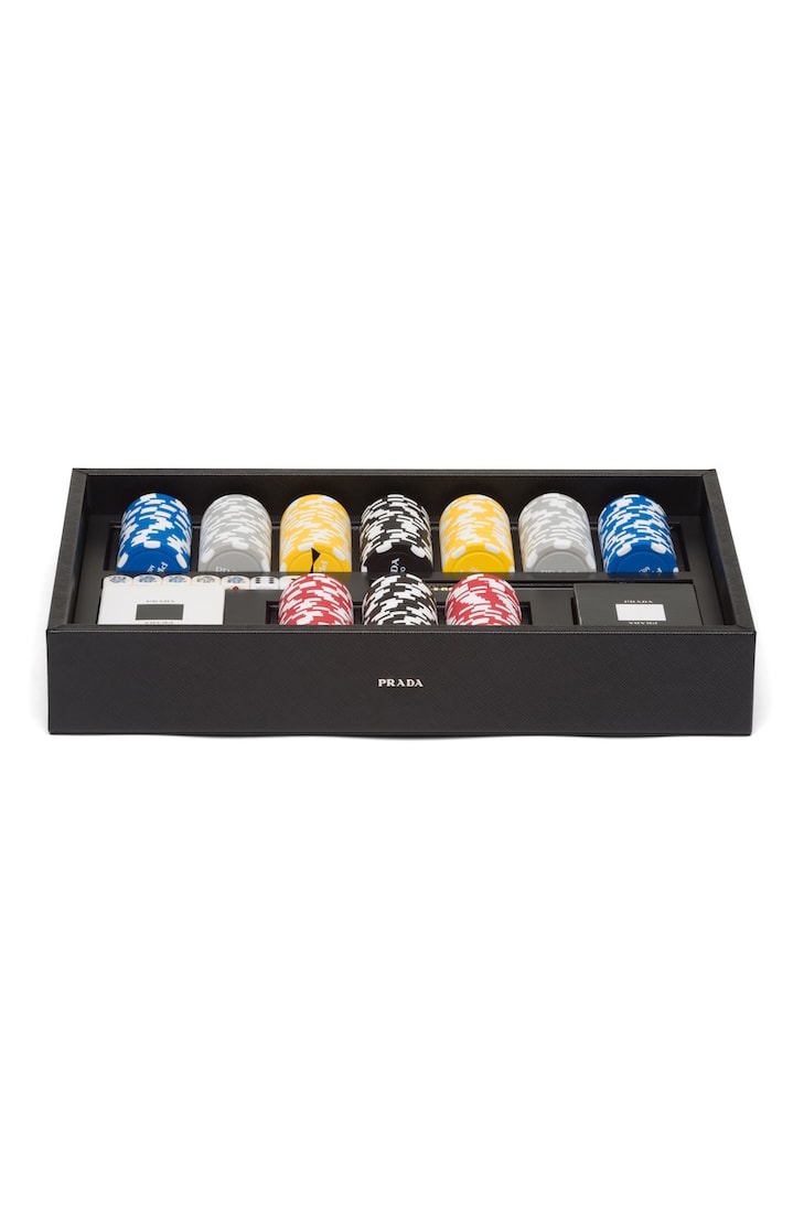 Prada 最新冬日節慶系列正式登場