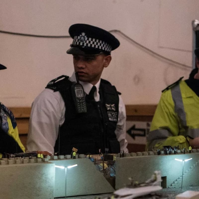 傳奇藝術家 Jimmy Cauty 最新個展《THE RISE AND FALL OF TOWERBLOCK1》正式開催