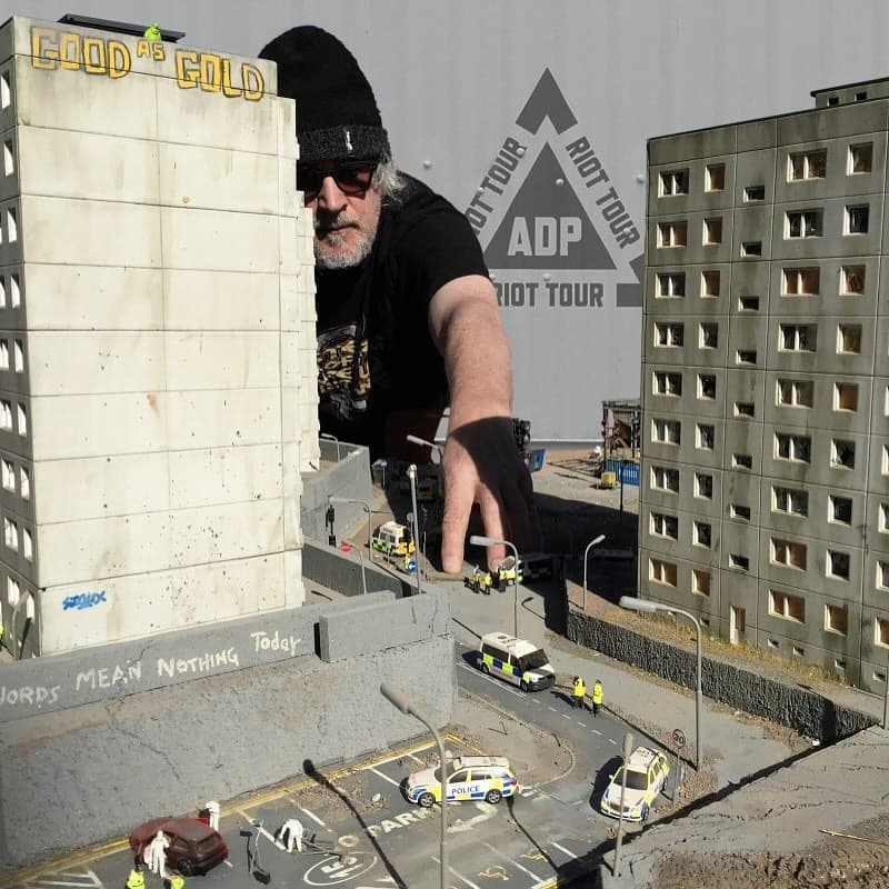 傳奇藝術家 Jimmy Cauty 最新個展《THE RISE AND FALL OF TOWERBLOCK1》正式開催