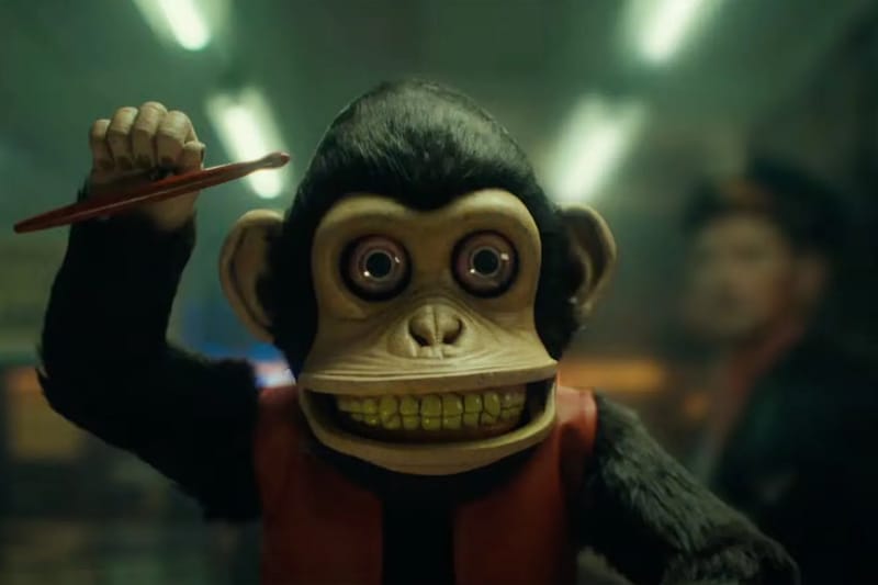 改編自 Stephen King、溫子仁監製超自然恐怖電影《THE MONKEY》最新限制級預告來襲