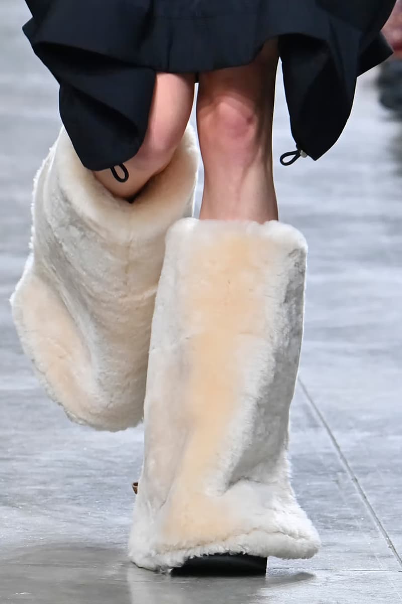 近賞 sacai x UGG 全新 2025 秋冬系列聯名鞋款