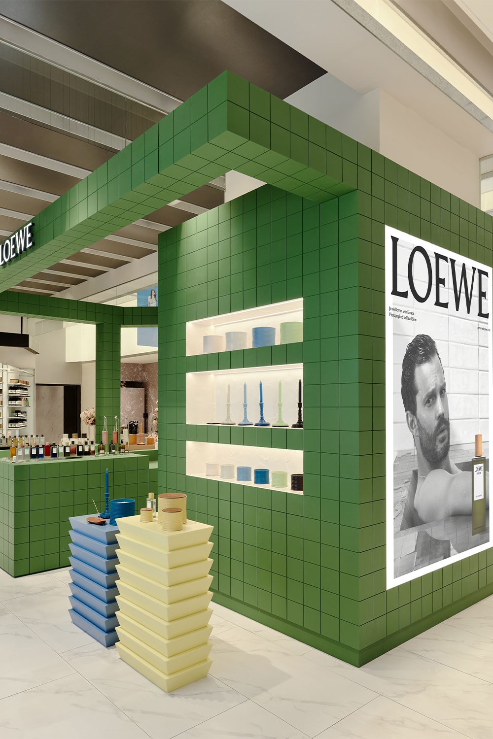 LOEWE 正式推出兩款戶外香氛蠟燭新作：「生薑」與「馬鞭草」