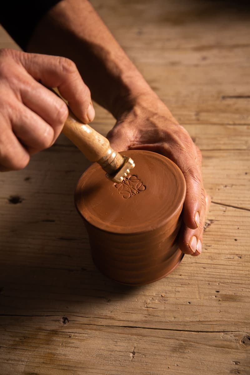 LOEWE 正式推出兩款戶外香氛蠟燭新作：「生薑」與「馬鞭草」