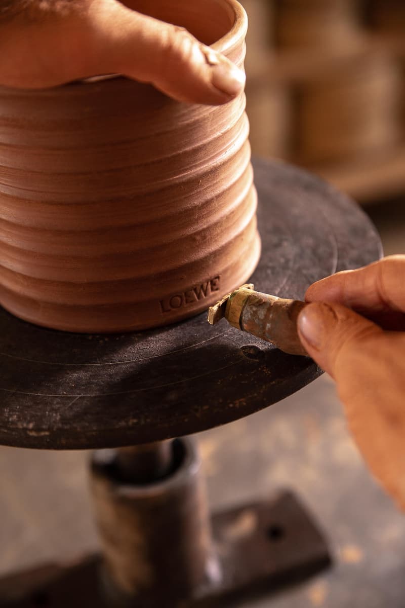 LOEWE 正式推出兩款戶外香氛蠟燭新作：「生薑」與「馬鞭草」