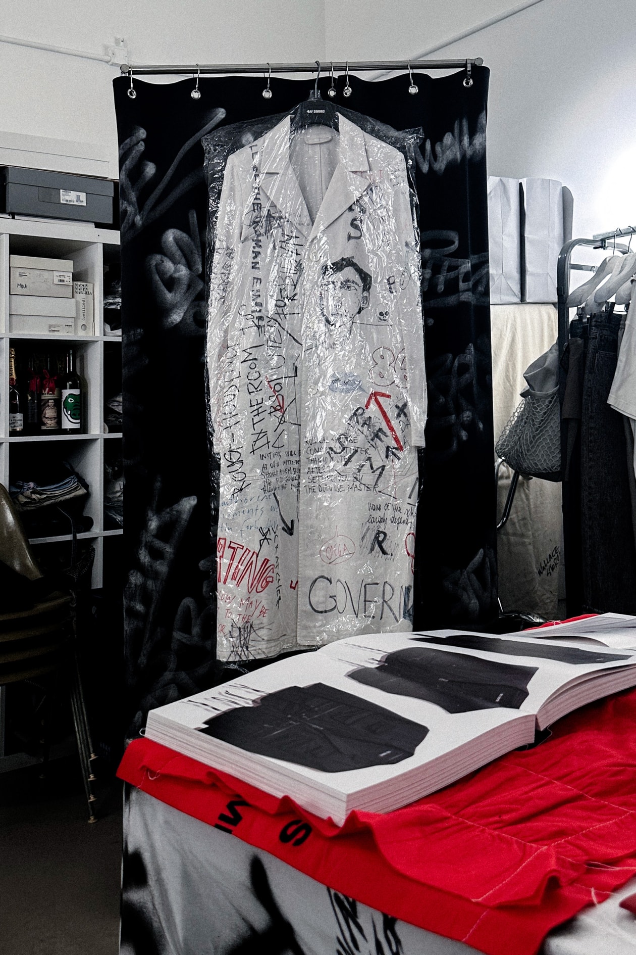 從 Margiela 到 Raf Simons，專訪主理人 Wallace 挖掘時裝背後的文化價值和傳承。