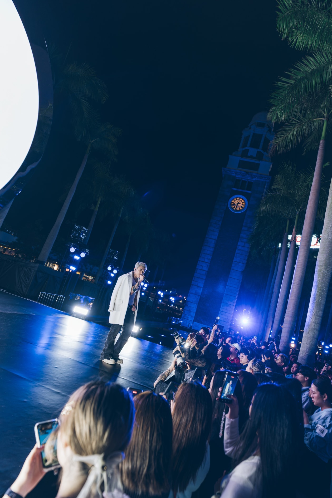 CHANEL 點亮尖沙咀鐘樓，與 Tyson Yoshi、ØZI 對話 J12 的「BLEU」時代精神