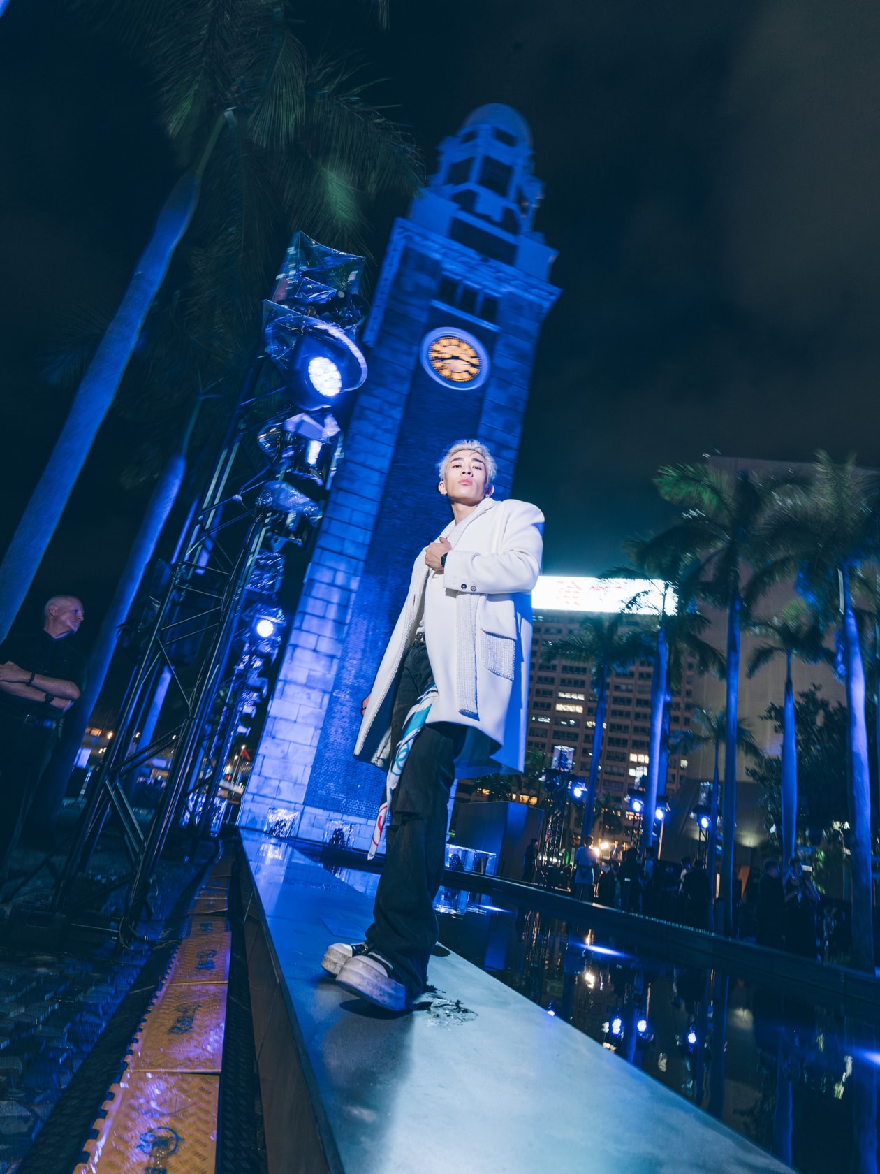 CHANEL 點亮尖沙咀鐘樓，與 Tyson Yoshi、ØZI 對話 J12 的「BLEU」時代精神