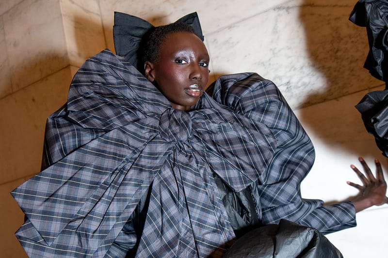 Marc Jacobs 5 分鐘極繁騷：巨型娃娃比例、蝴蝶結、高蹺厚底鞋及全新 It Bag「The Cristina」