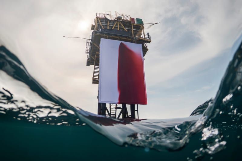 Anish Kapoor 率同 Greenpeace 攀上北海鑽井架，血紅鉅作《BUTCHERED》直斥化石燃料暴行