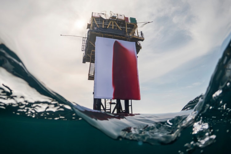 Anish Kapoor 率同 Greenpeace 攀上北海鑽井架,血紅鉅作《BUTCHERED》直斥化石燃料暴行