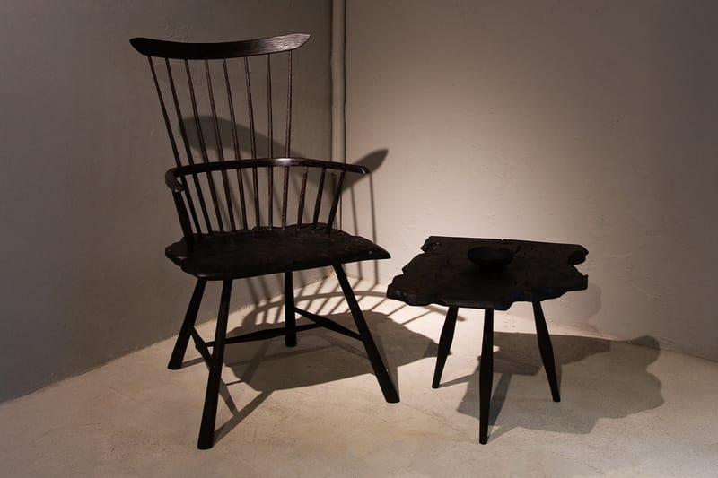 工匠 Bobby Mills 個展《Charred》於 otherthings by THE SHOPHOUSE 開幕，探索炭化瘤橡木的「脆弱 × 量感」對話