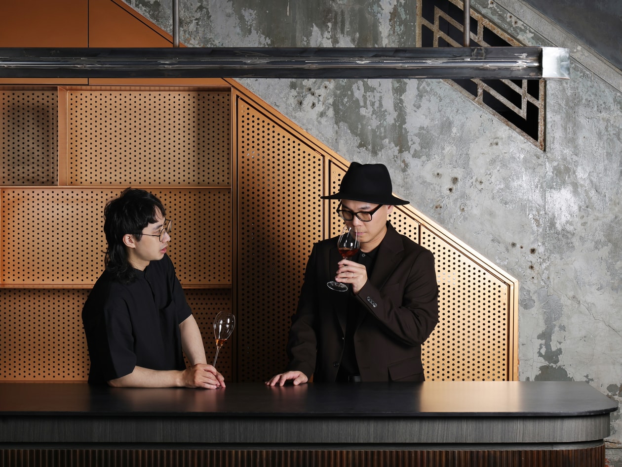 米其林⼀星餐廳「澀 Sur-」再次攜手台灣酒飲品牌 SLOWAVE 共同推出超限量全新酒款「霞⽊果酒」