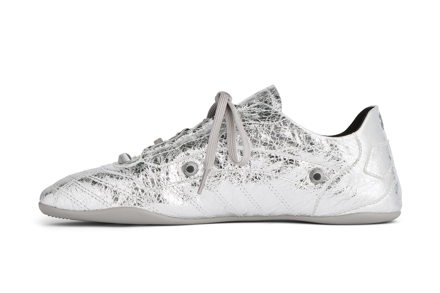 Balenciaga 發佈 City Sneaker，融匯品牌經典元素