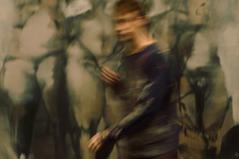 George Rouy《Shadowing》：彎折血肉與骨骼